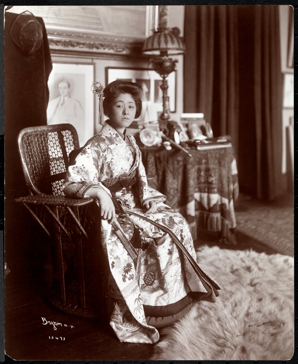 New York, Strauss Studio'da kimono giyen Asyalı bir kadın manken, 1903 (gümüş jelatin baskı) by Byron Company
