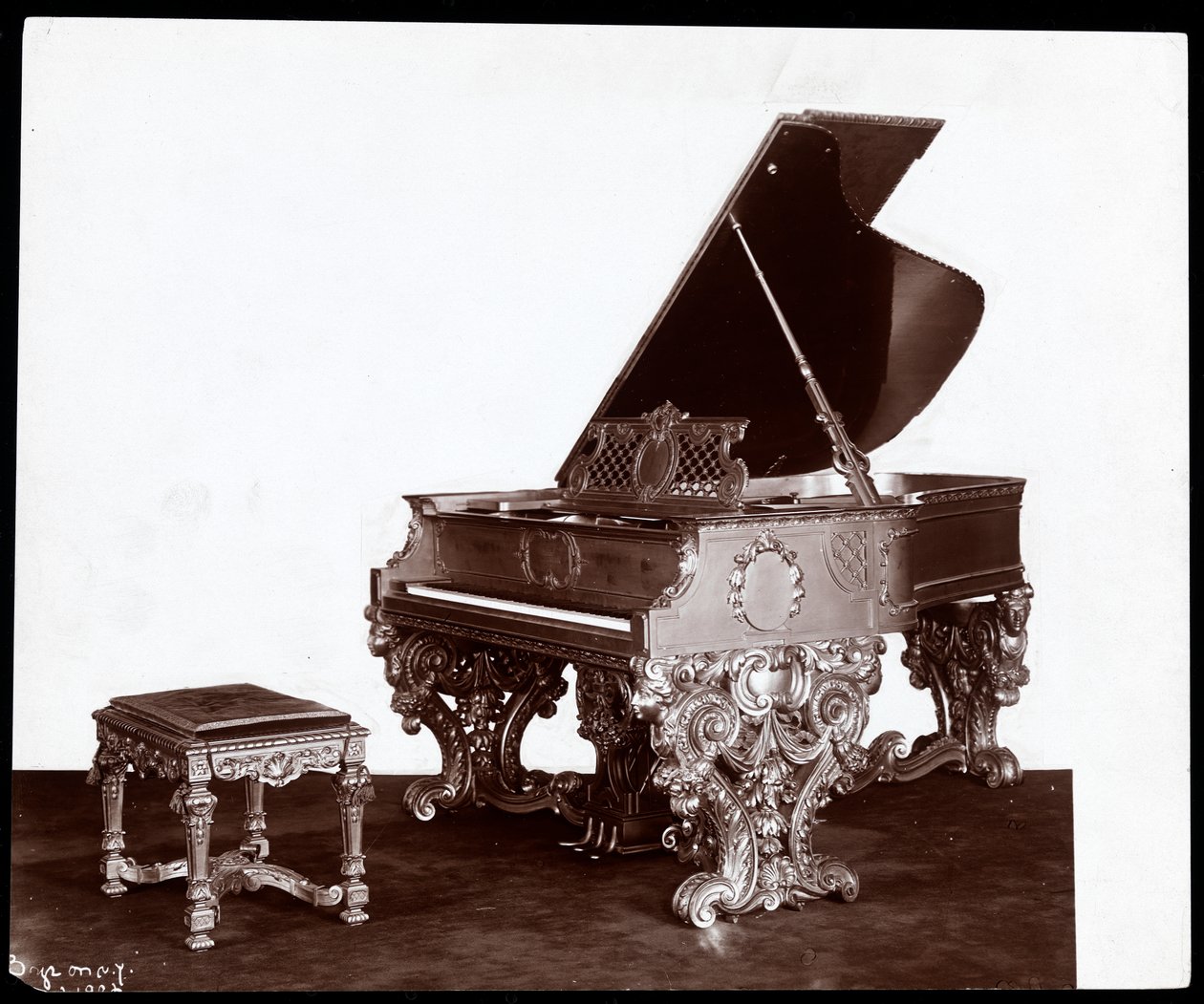 Webber Piano Co., New York, 1906 tarafından süslü bir piyano ve tezgah (gümüş jelatin baskı) by Byron Company