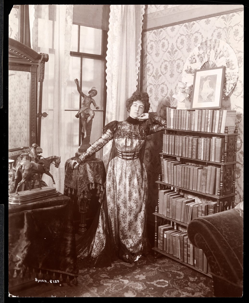 Bir odanın köşesinde Anita Chartres, 1898 dolayları (gümüş jelatin baskı) by Byron Company