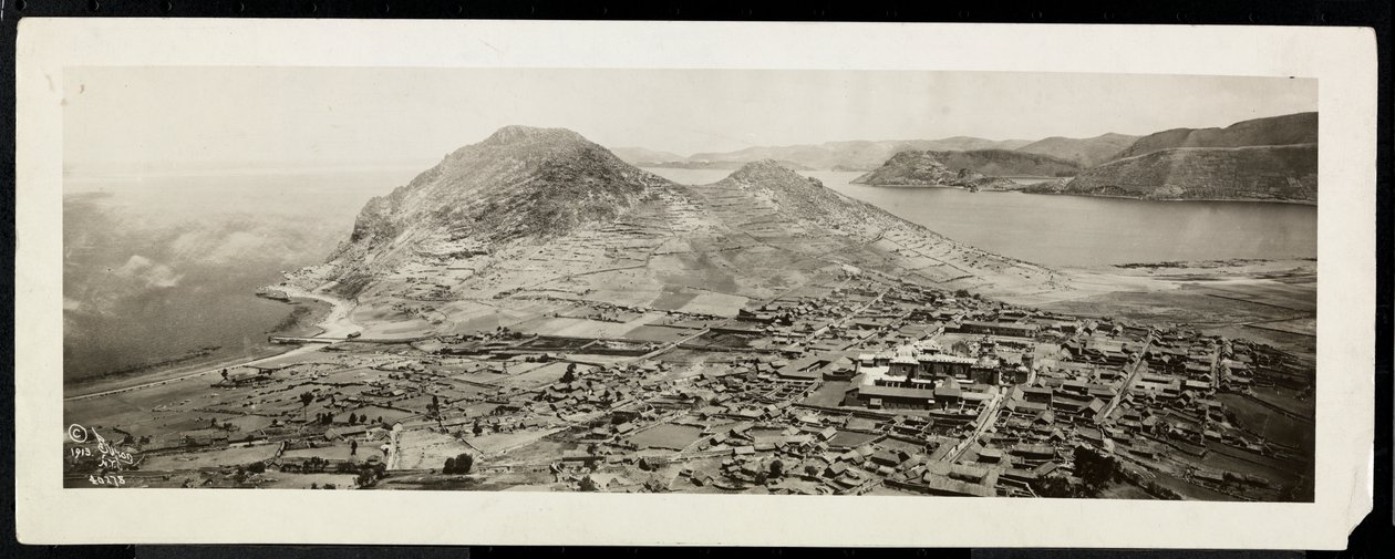Bir şehrin kuşbakışı görünümü, muhtemelen Panama Kanalı üzerinde veya yakınında, 1913 (gümüş jelatin baskı) by Byron Company