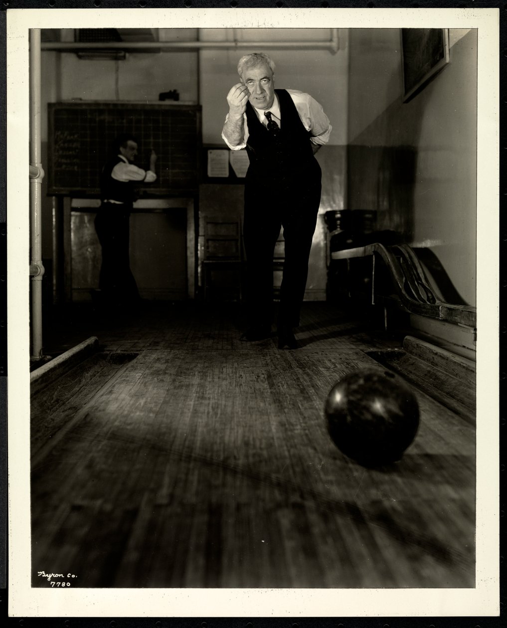 New York Körler Derneği'nde bowling oynayan kör adam, 111 East 59th Street, 1921 (gümüş jelatin baskı) by Byron Company