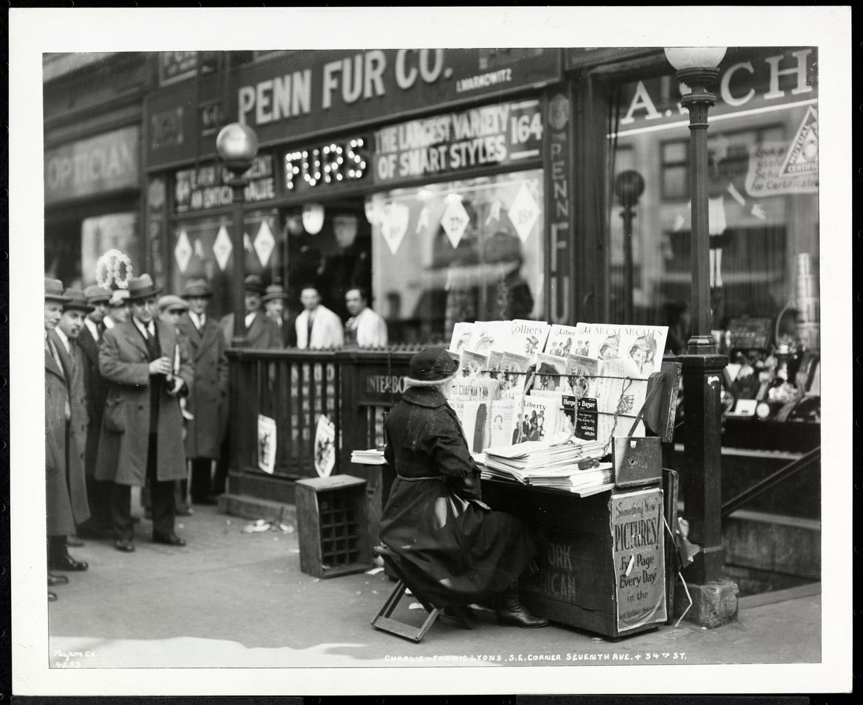 Kör haber satıcısı Aaron Weintraub, 7th Avenue ve 32nd Street'in güney doğu köşesindeki standında, New York, 1926 (gümüş jelatin baskı) by Byron Company