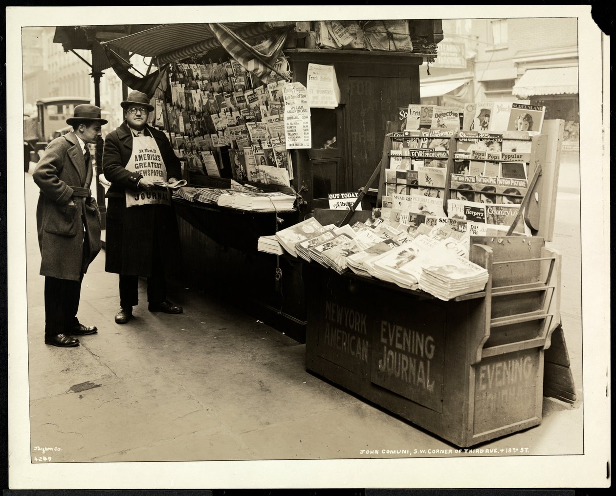 Kör haber satıcısı John Comuni, 3rd Avenue ve 18th Street