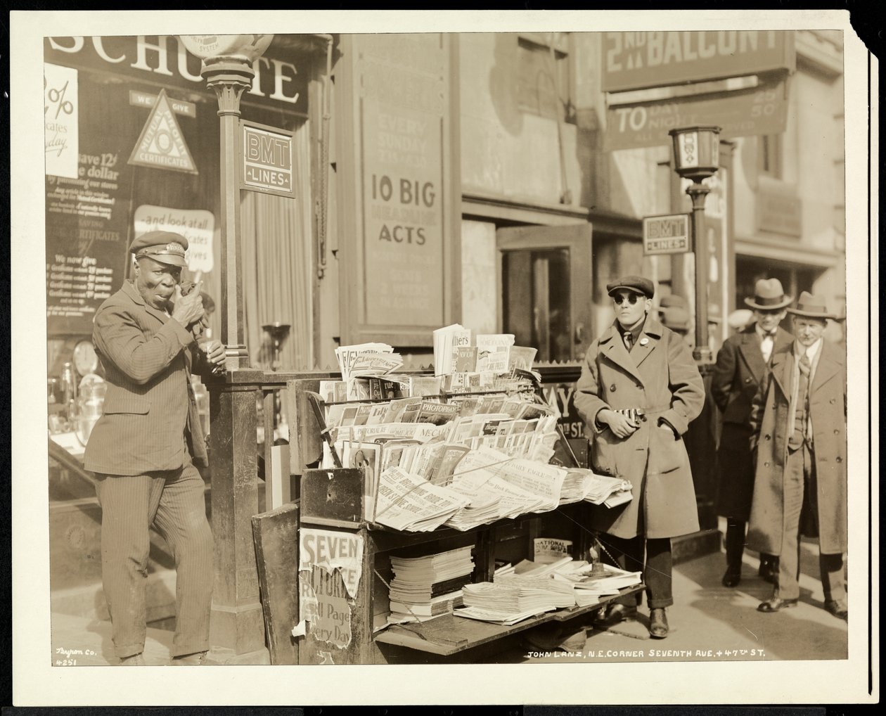 Kör haber satıcısı John Lanz, 7th Avenue ve 47th Street