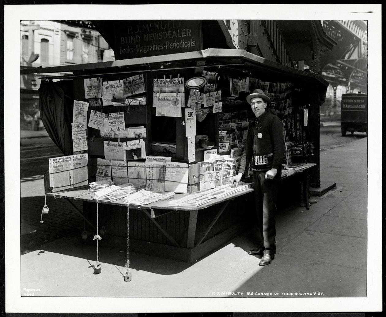 Kör haber satıcısı PJ McNulty, 3rd Avenue ve 42nd Street'in kuzey doğu köşesindeki standında, New York, 1926 (gümüş jelatin baskı) by Byron Company