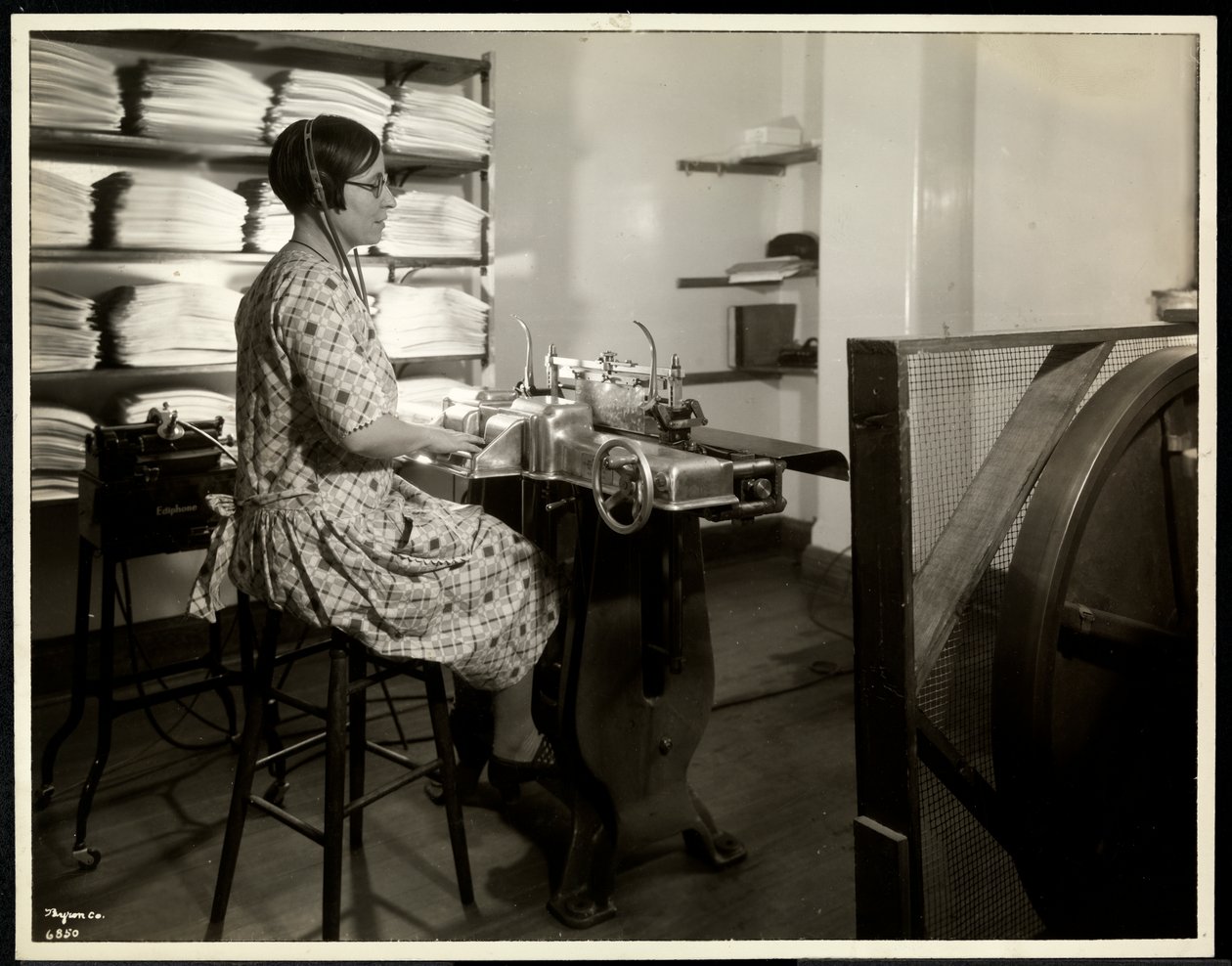 Kör kadın, muhtemelen Charlotte Rohr, braille presi, diktafon ve klişe ile çalışıyor, New York, 1933 (gümüş jelatin baskı) by Byron Company