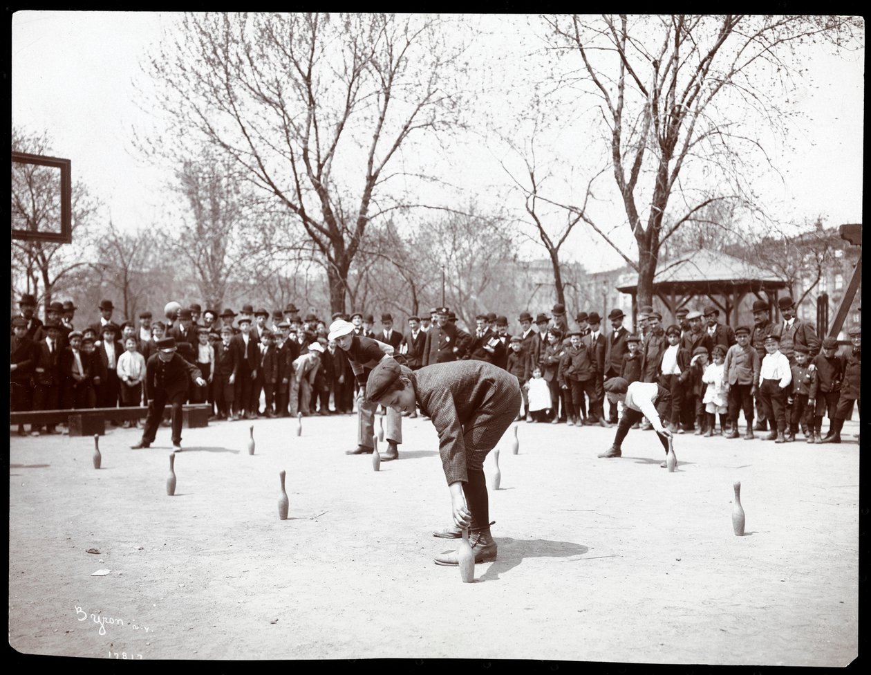 Ağaç dikme gününde bir yarışta silahı bekleyen çocuklar, Tompkins Square Park, New York, 1904 (gümüş jelatin baskı) by Byron Company