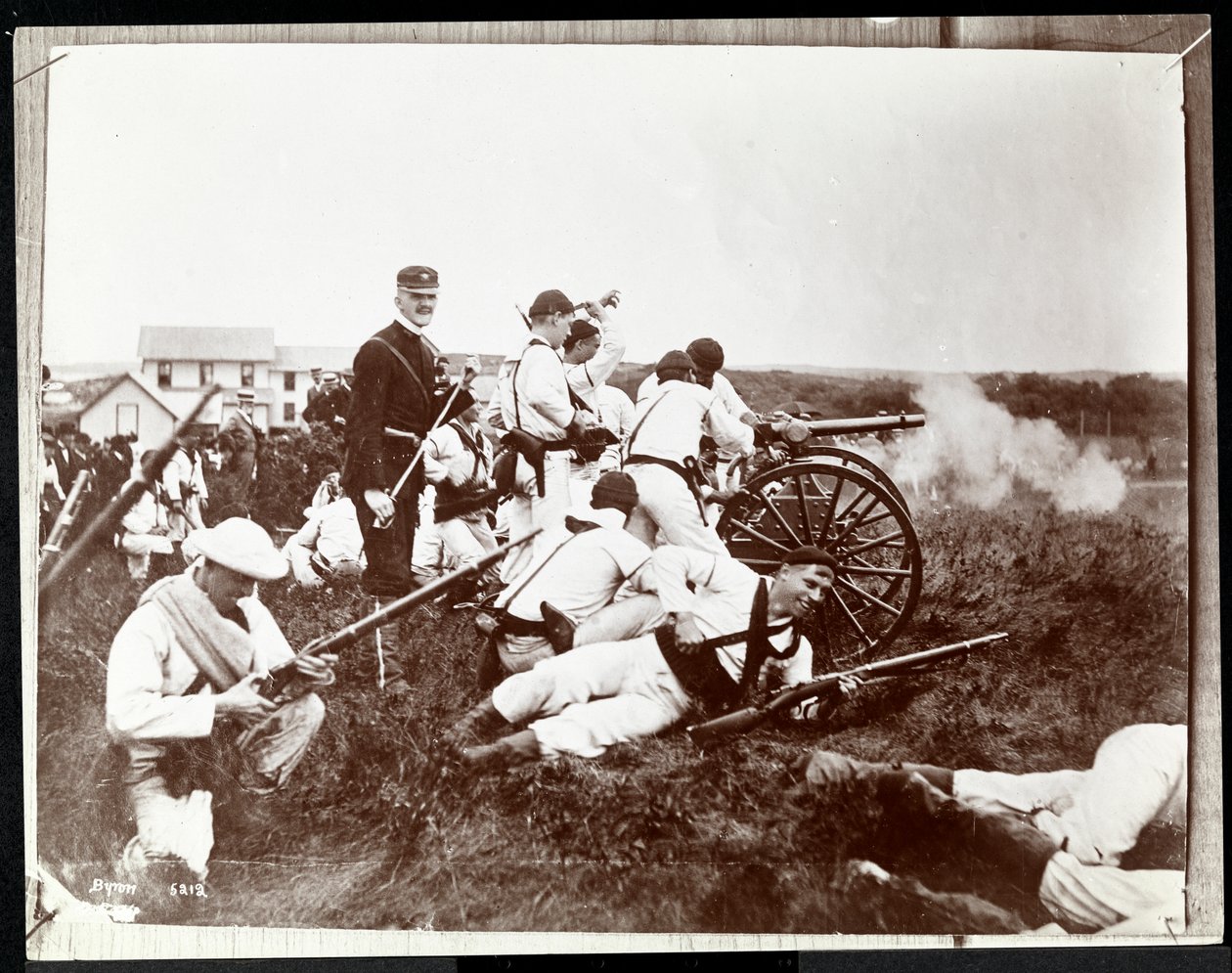 Silahlar ve toplarla sahte bir savaşa katılan New York Deniz Rezervlerinden askerlerin daha önceki bir fotoğrafının kopya fotoğrafı, Fishers Island, New York, 1917 (gümüş jelatin baskı) by Byron Company