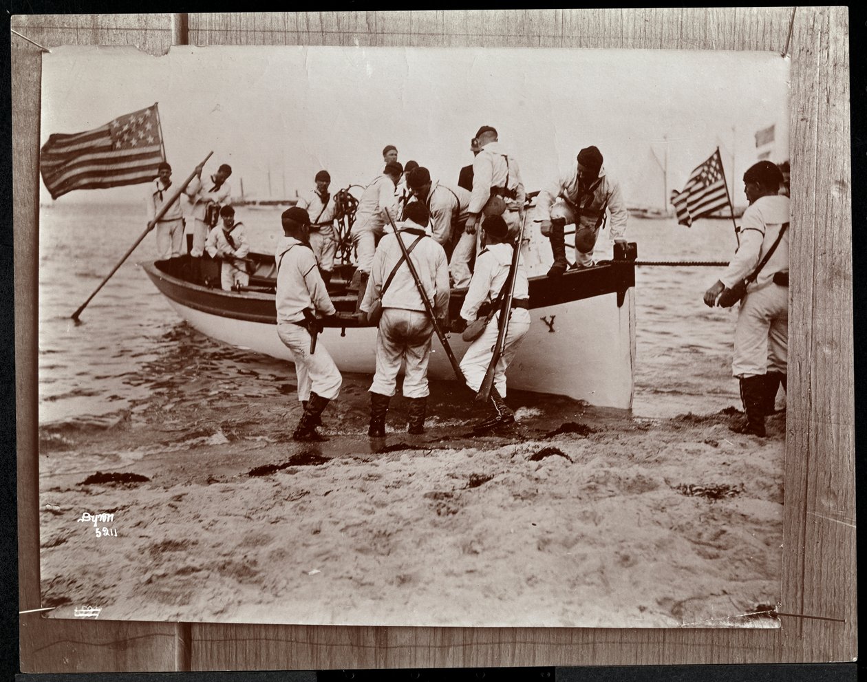 Deniz Rezervlerinin bir kürek teknesinde bir grup denizciyle birlikte daha önceki bir fotoğrafının kopya fotoğrafı, Fishers Island, New York, 1891 (gümüş jelatin baskı) by Byron Company