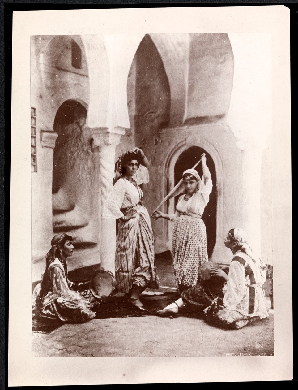 Dans eden kızlar ve müzisyen, Kuzey Afrika, c.1900 (gümüş jelatin baskı) by Byron Company