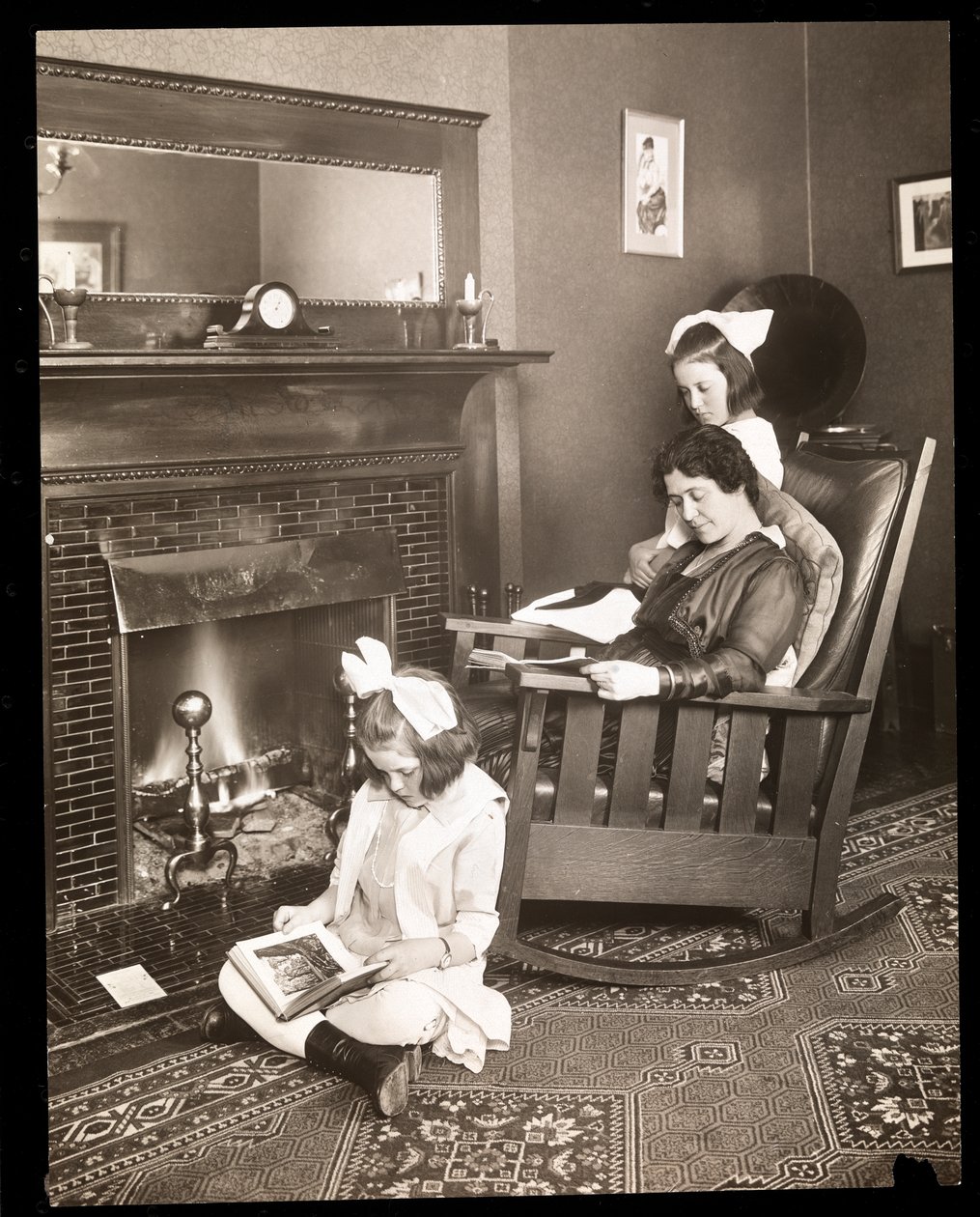 Emma Dunn ve iki kızı, 1915 dolayları (gümüş jelatin baskı) by Byron Company