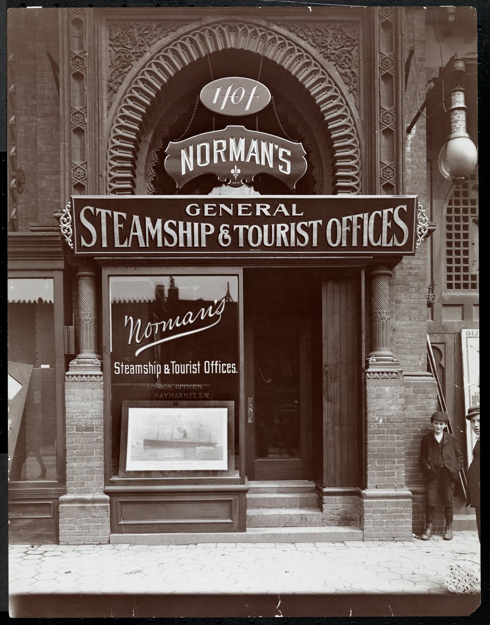 39th Street yakınlarındaki 1404 Broadway'deki Norman'ın Buharlı Gemisi ve Turist Bürolarına giriş, New York, 1890-1910 (gümüş jelatin baskı) by Byron Company