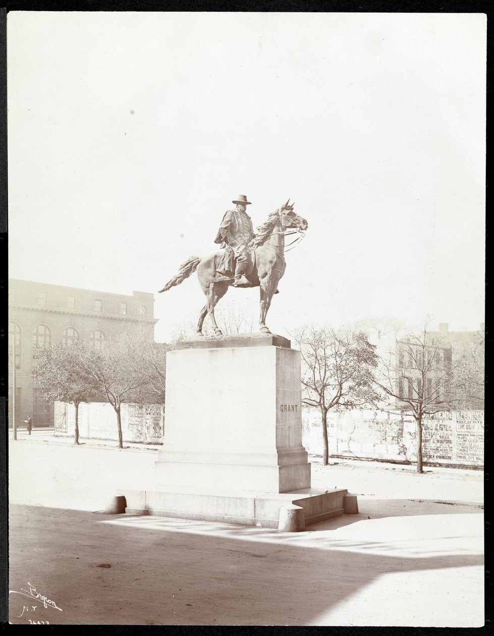 General Ulysses Simpson Grant'in Brooklyn'deki atlı heykeli, New York, 1908 (gümüş jelatin baskı) by Byron Company