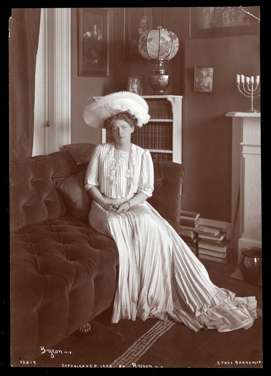 Ethel Barrymore oturma odasında oturuyor, 1902 veya 1903 (gümüş jelatin baskı) by Byron Company