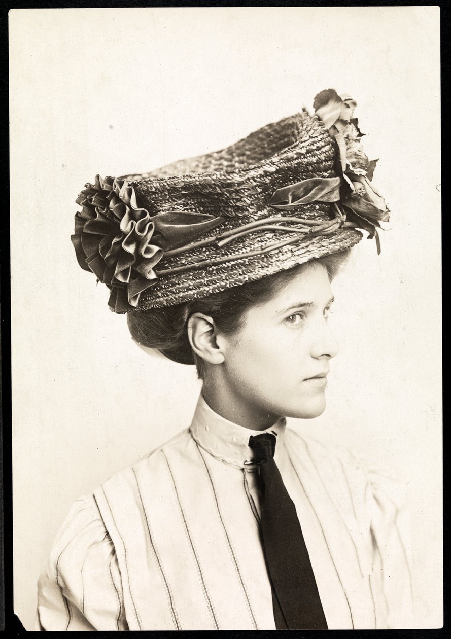 Bir şapka modelleyen bir kadının moda fotoğrafı, New York, 1890-1910 (gümüş jelatin baskı) by Byron Company