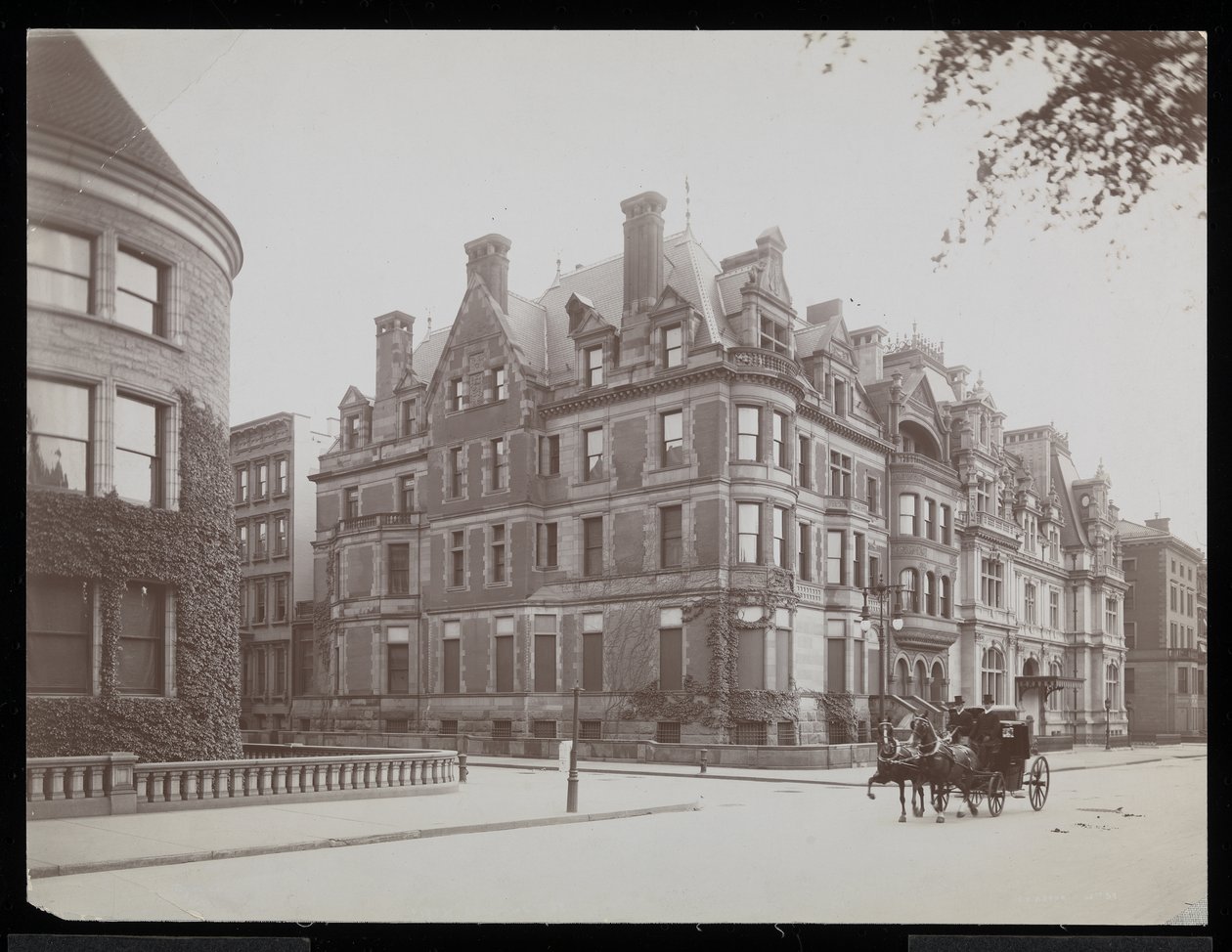 Fifth Ave., 66th St. ve J.J. Astor, 65th St., New York, 1901-02 (gümüş jelatin baskı) by Byron Company