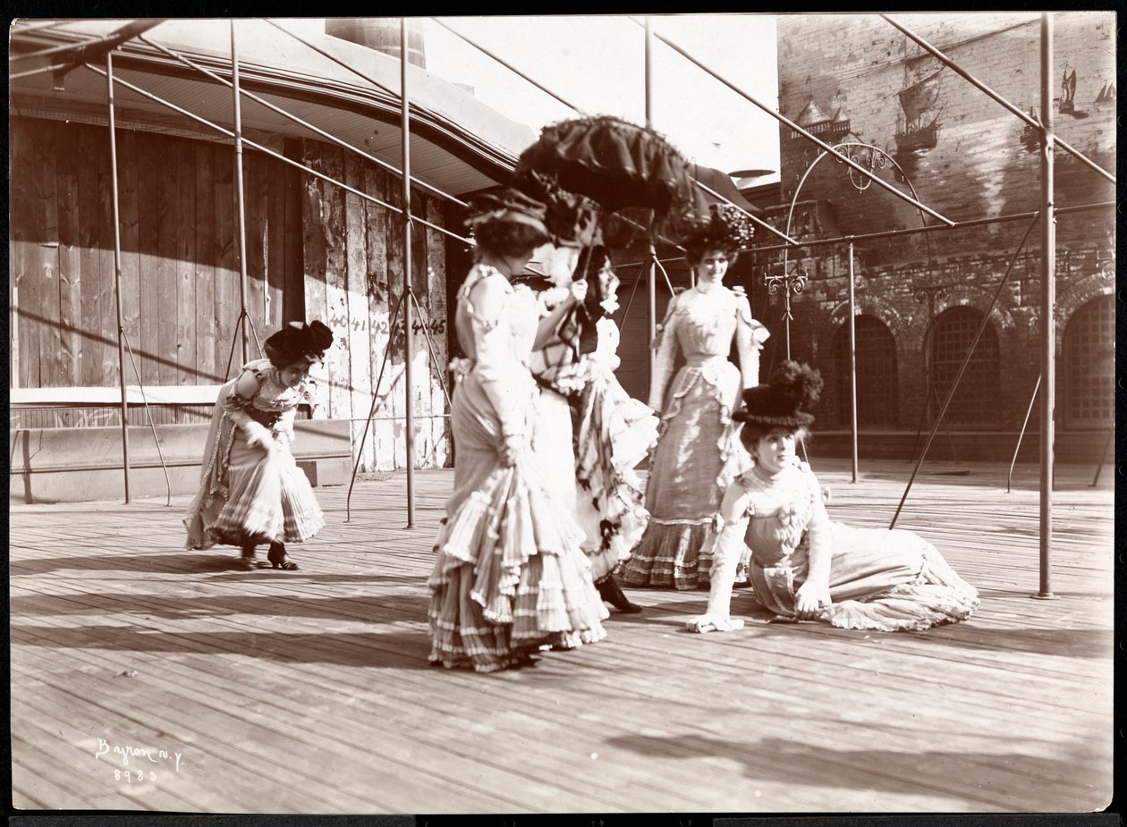 Muhtemelen New York Tiyatrosu'nun çatısında prova yapan beş aktris, New York, 1900 (gümüş jelatin baskı) by Byron Company