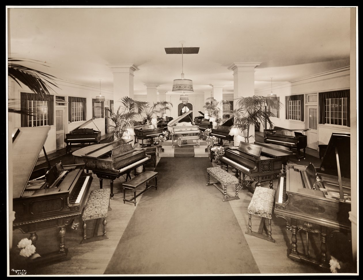 Aeolian Company'de dördüncü kat Sanat Piyano sergisi, 1926 (gümüş jelatin baskı) by Byron Company