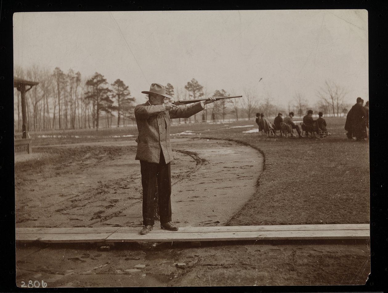 Frank Work, bir tuzak atışına tüfekle nişan alıyor, New York, 1896 (gümüş jelatin baskı) by Byron Company