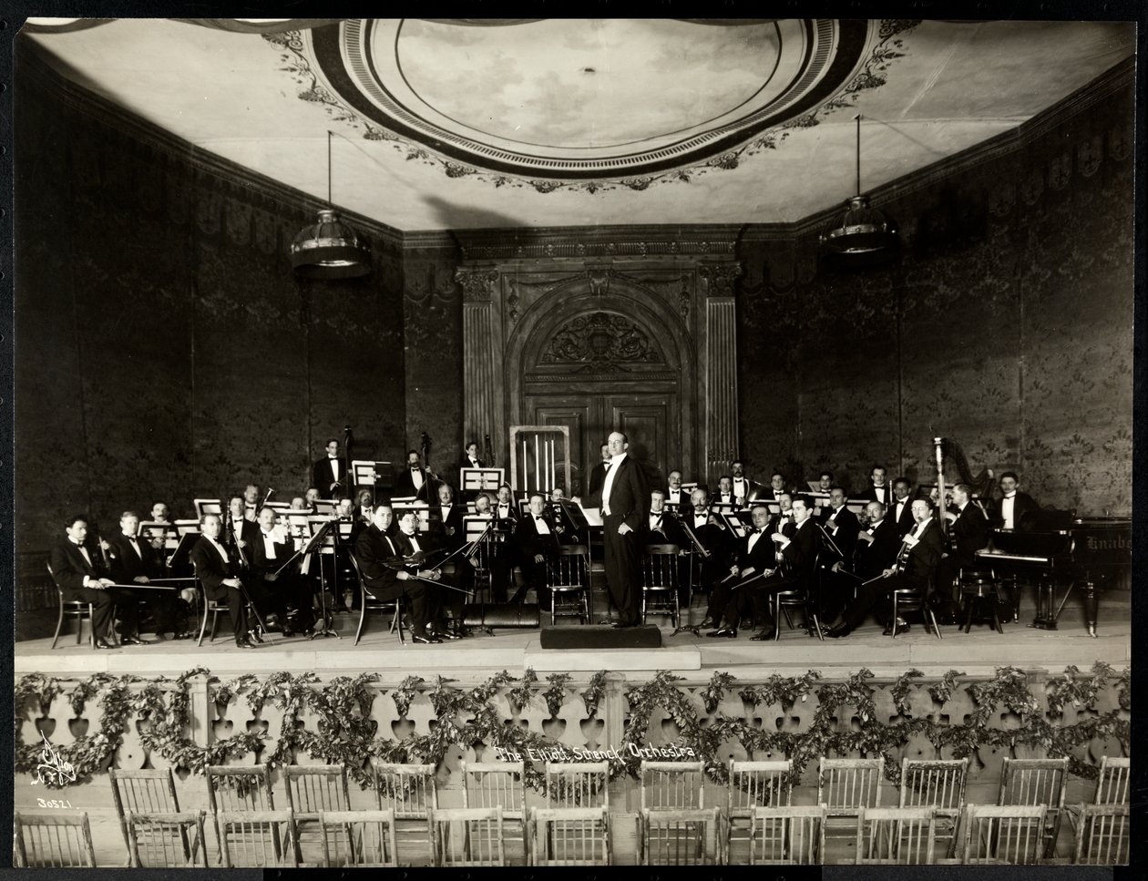 Sahnede tam orkestra, New York, 1911 (gümüş jelatin baskı) by Byron Company