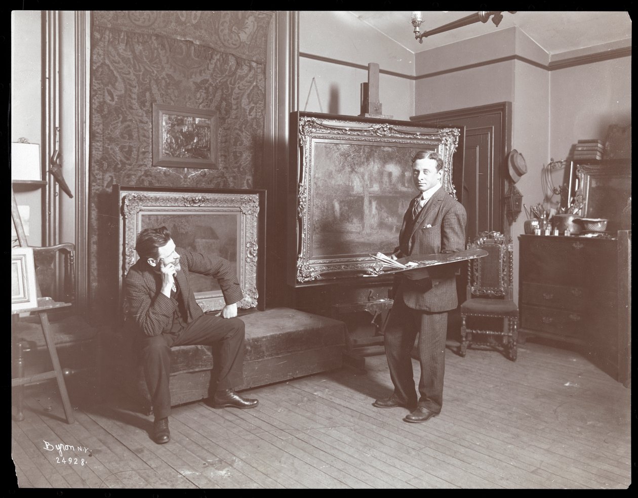 Granville Smith stüdyosunda, New York, 1907 (gümüş jelatin baskı) by Byron Company