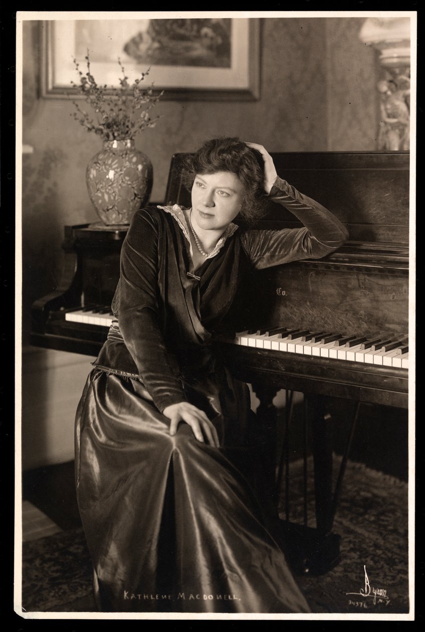 Kathleen MacDonell, c.1914 (gümüş jelatin baskı) by Byron Company