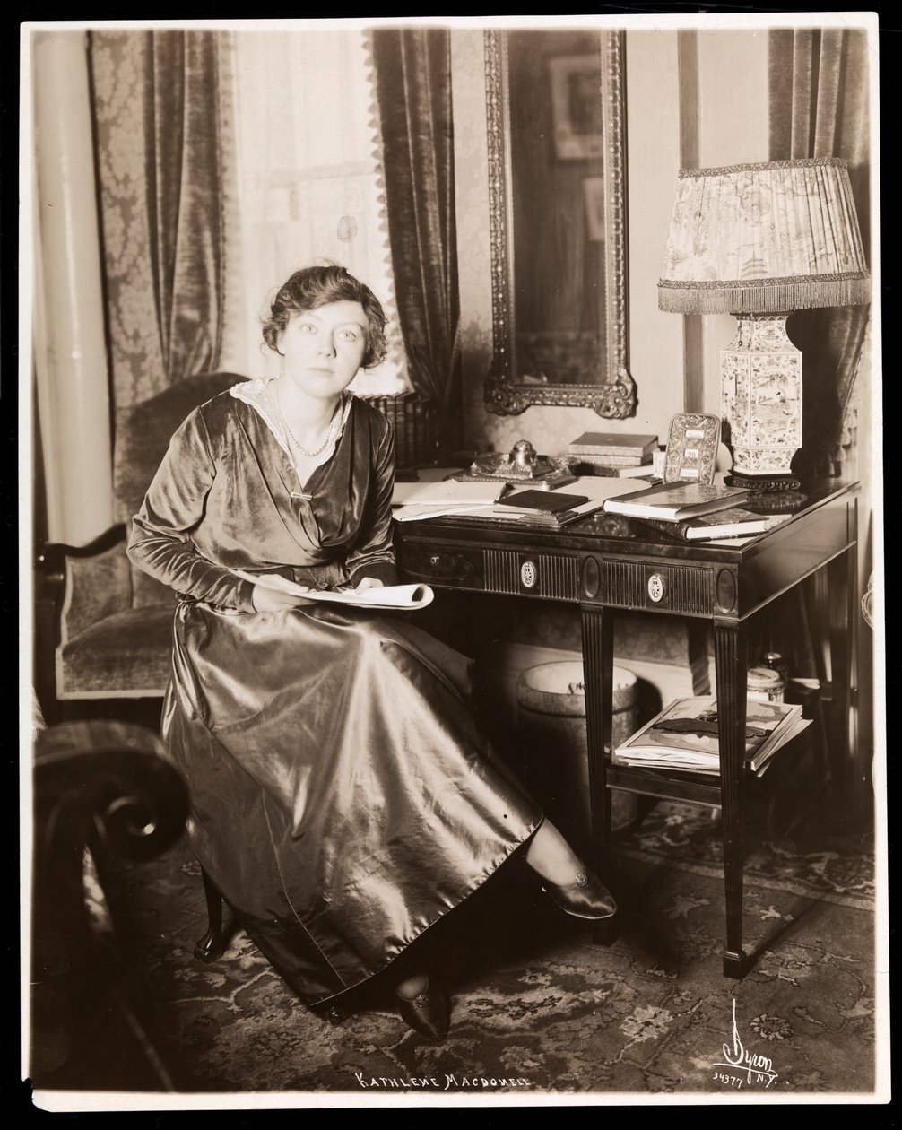 Kahleen MacDonell, c.1914 (gümüş jelatin baskı) by Byron Company