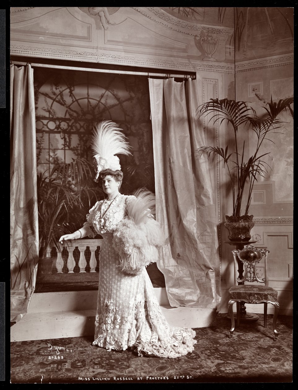 Proctor's 23rd Street Theatre'daki bir prodüksiyon setinde kostümlü Lillian Russell, New York, 1904 (gümüş jelatin baskı) by Byron Company