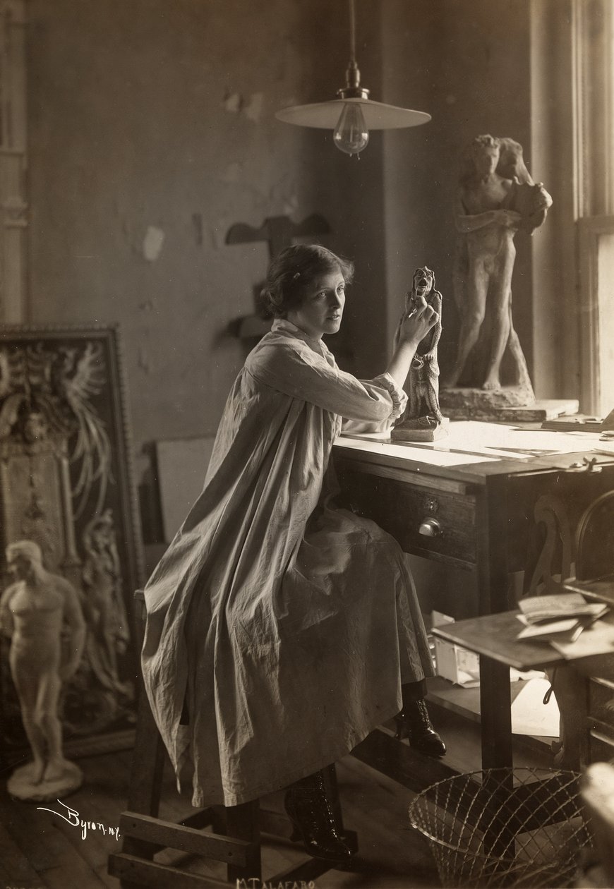 Mabel Taliaferro, stüdyosunda bir heykel üzerinde çalışırken, New York, c.1916 (gümüş jelatin baskı) by Byron Company