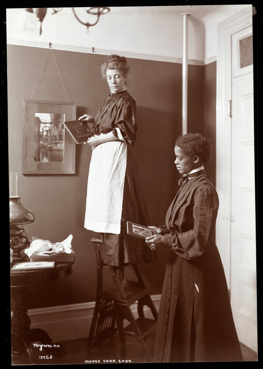 Madge Carr Cook hizmetçisiyle birlikte asılı resimler, c.1904 (gümüş jelatin baskı) by Byron Company
