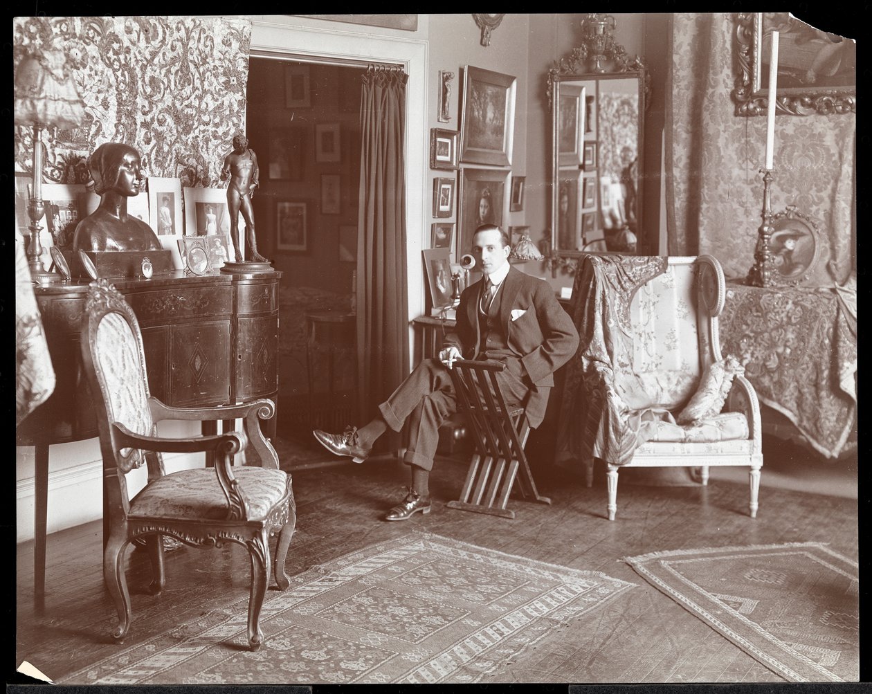 Malcolm Strauss, New York'taki stüdyosunda, 1895 dolayları (gümüş jelatin baskı) by Byron Company