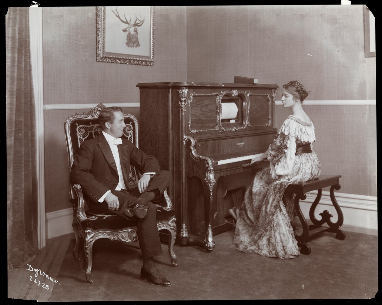 Piyano çalan erkek ve kadın, New York, 1907 (gümüş jelatin baskı) by Byron Company