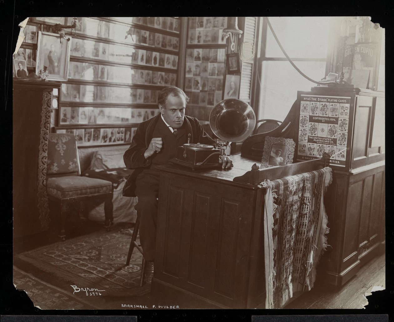 Marshall P. Wilder ofisinde bir victrola plak dinlerken, 1898-99 (gümüş jelatin baskı) by Byron Company