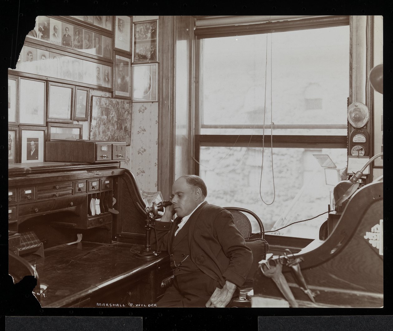 Marshall P. Wilder ofisinde telefonda, 1898-99 (gümüş jelatin baskı) by Byron Company