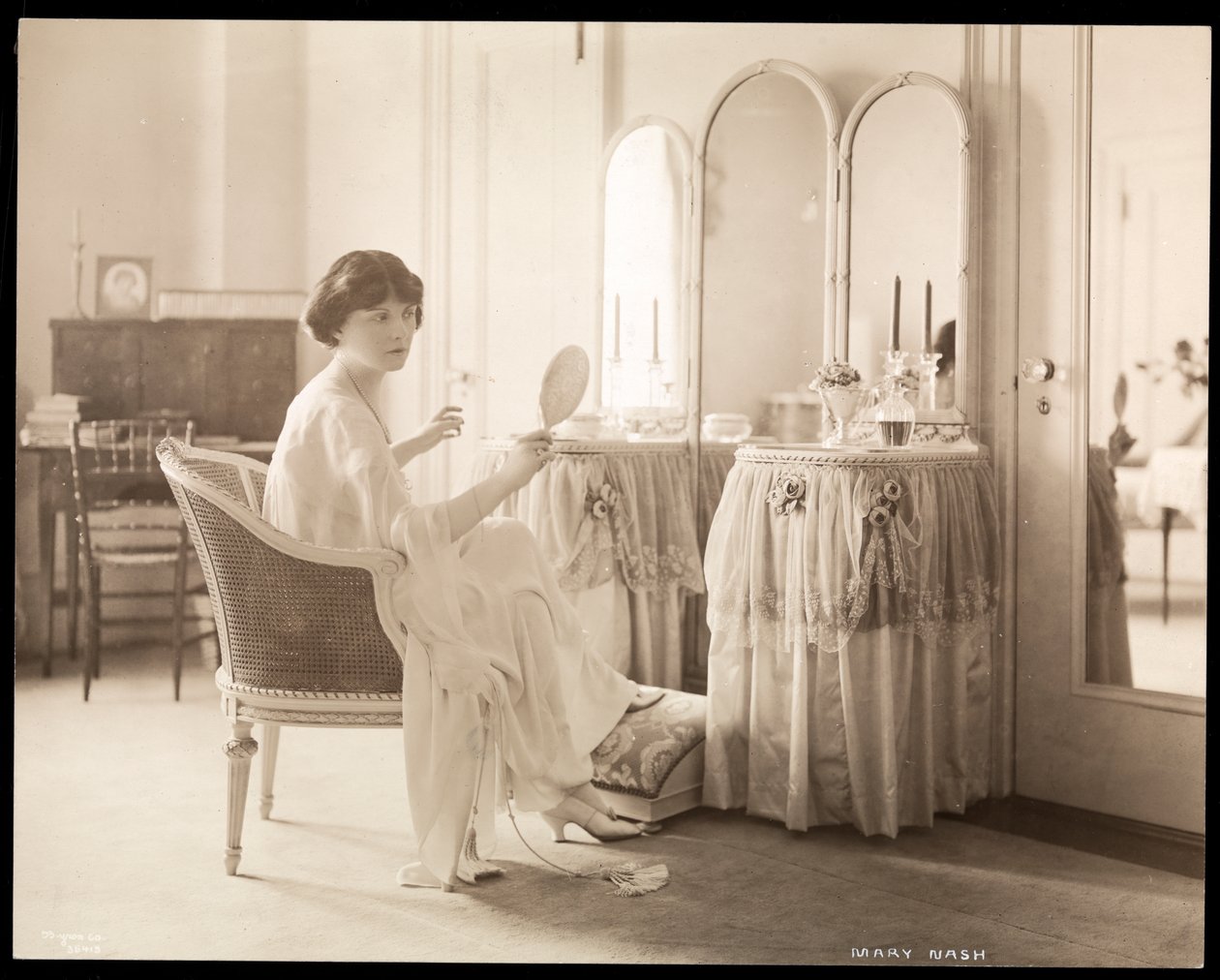 Mary Nash evde, 1915 (gümüş jelatin baskı) by Byron Company
