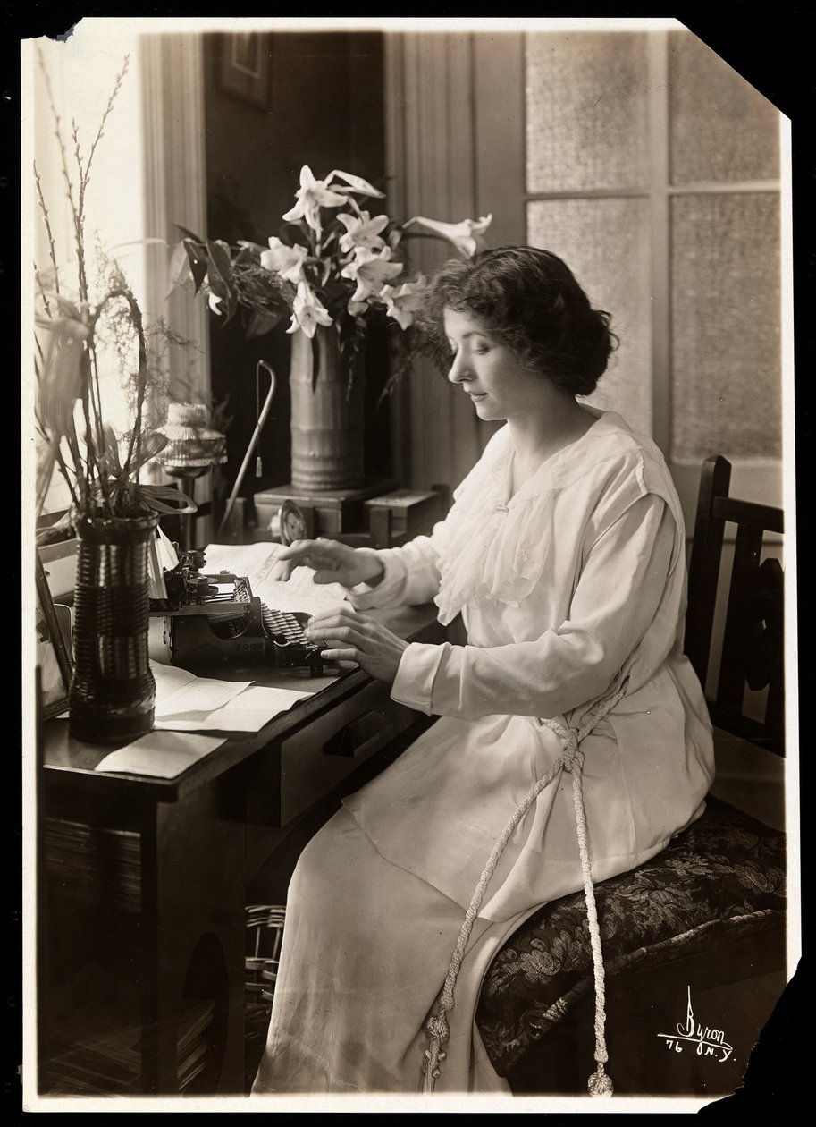Maude Fealy daktiloda oturuyor, c.1915 (gümüş jelatin baskı) by Byron Company