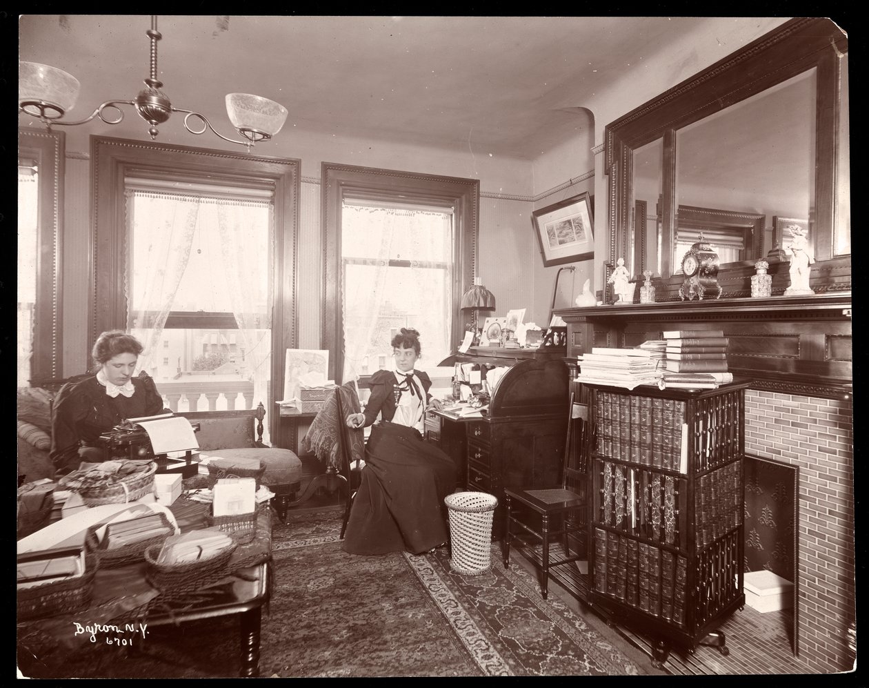 Bayan Florence Clinton Sutro ve 320 West 102nd Street, New York, 1899 adresindeki evinde bir daktilo (gümüş jelatin baskı) by Byron Company