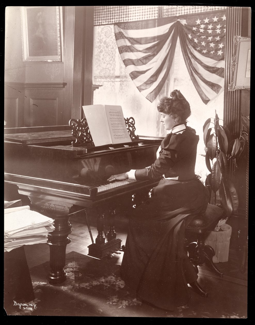 Bayan Florence Clinton Sutro, 320 West 102nd Street, New York, 1899 adresindeki evinde piyano çalıyor (gümüş jelatin baskı) by Byron Company