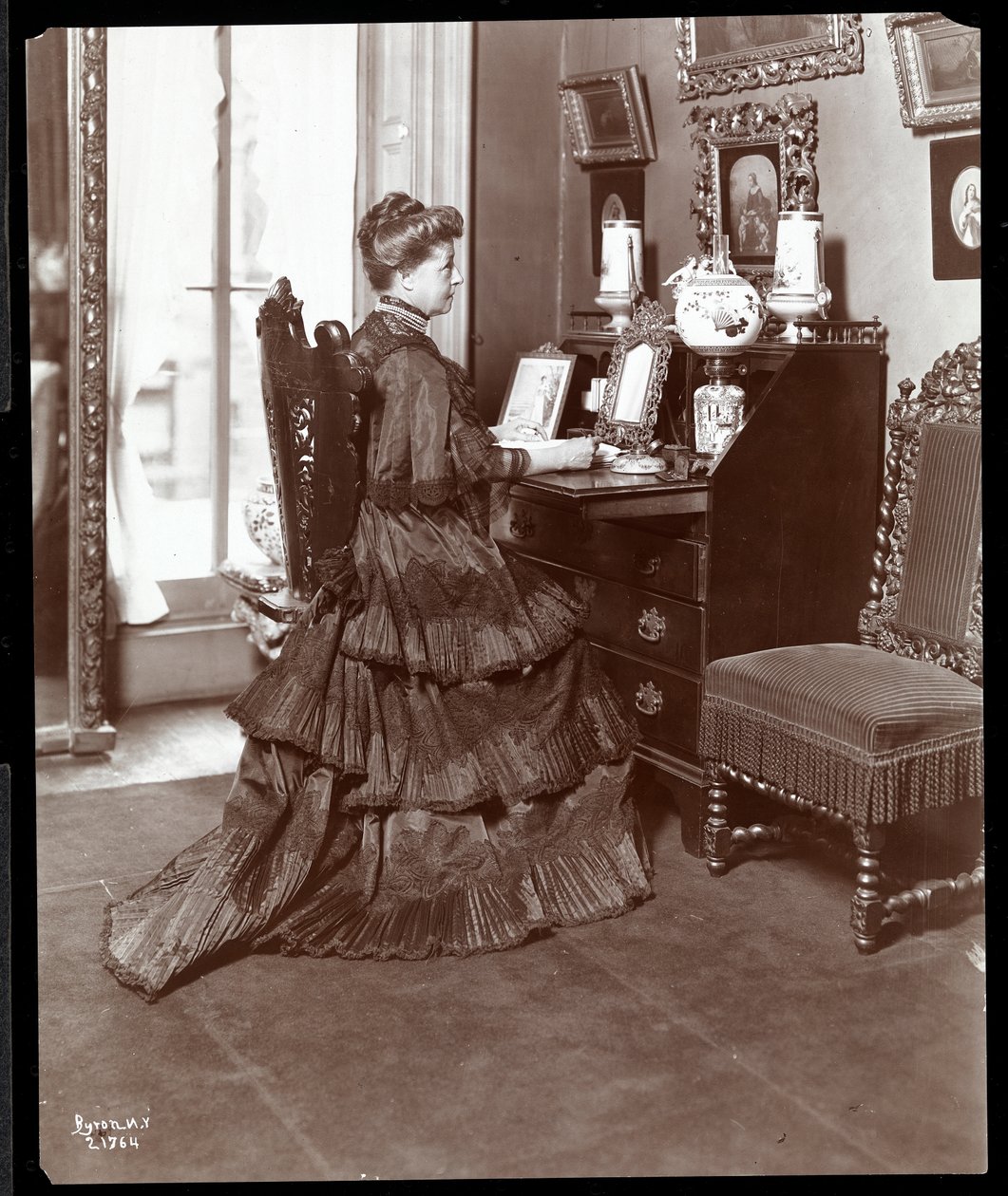 Bayan K. Duer masasında, New York, 1906 (gümüş jelatin baskı) by Byron Company