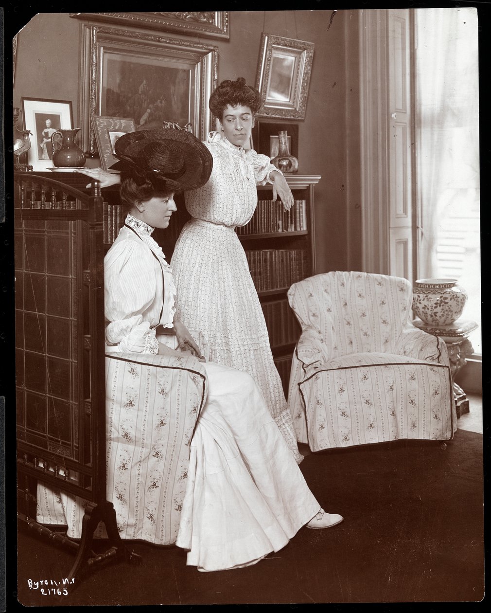Bayan K. Duer, oturmuş, kızıyla birlikte, New York, 1906 (gümüş jelatin baskı) by Byron Company