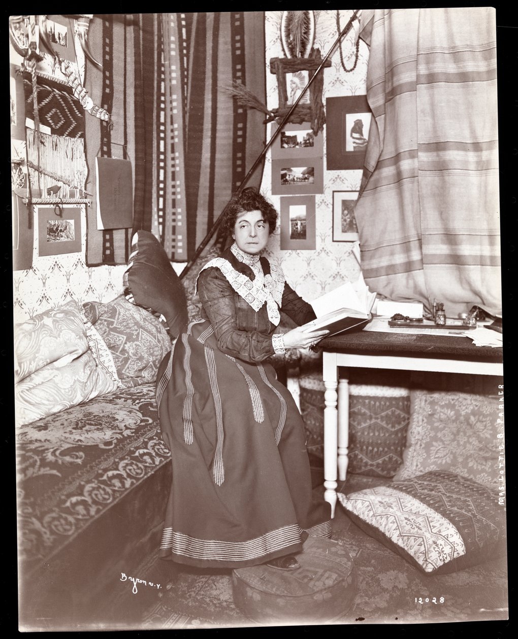 Bayan Lottie B. Parker, 1901 (gümüş jelatin baskı) by Byron Company