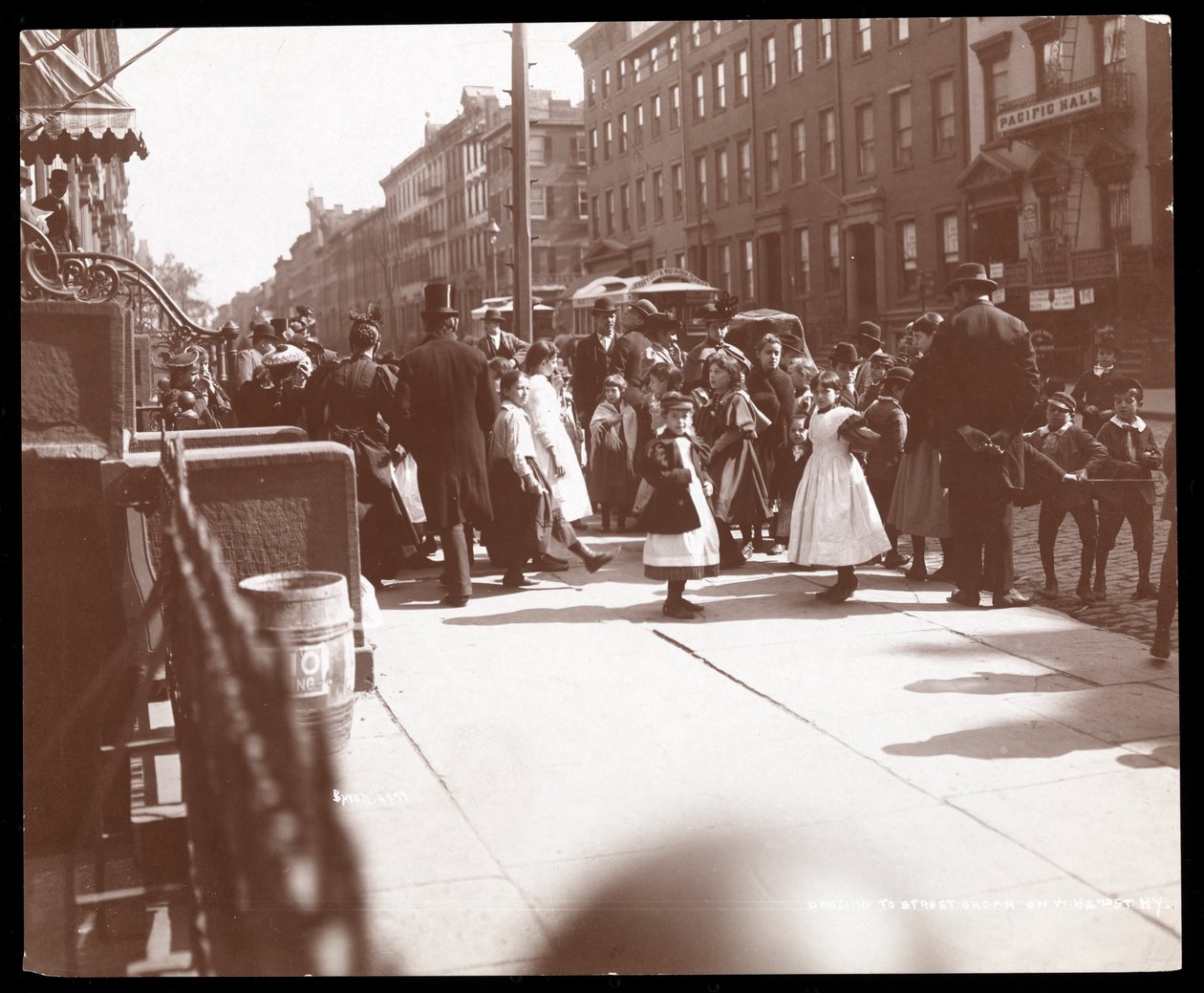 New York sokak sahnesi, 1898 (gümüş jelatin baskı) by Byron Company