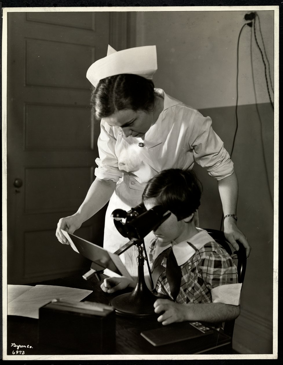 New York Körler Derneği kliniğinde hemşire ve görme engelli bir kız, 114 East 60th Street, New York, 1934 (gümüş jelatin baskı) by Byron Company