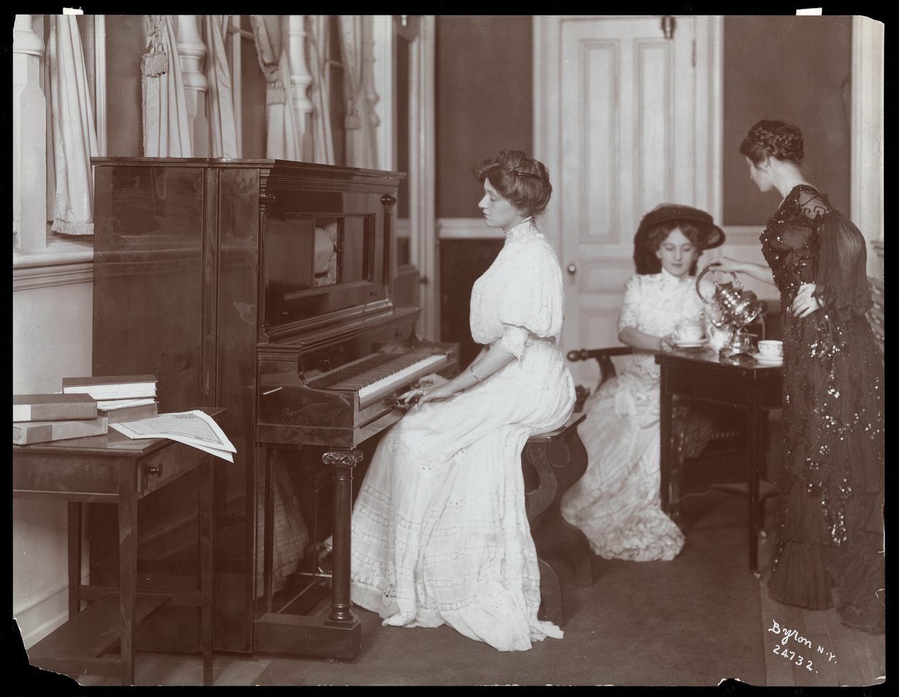Oyuncu piyano resitali, New York, 1907 (gümüş jelatin baskı) by Byron Company