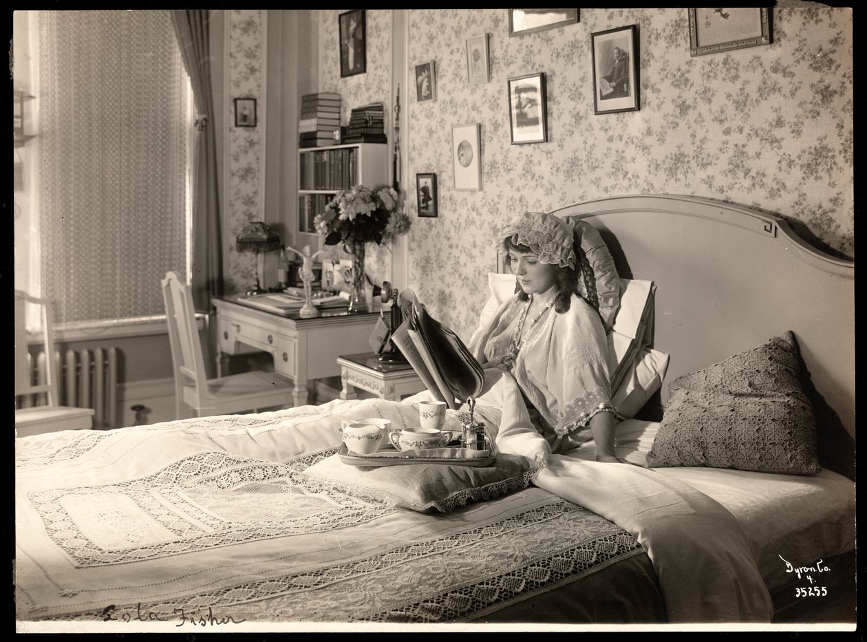 Lola Fisher'ın portresi, c.1915 (gümüş jelatin baskı) by Byron Company
