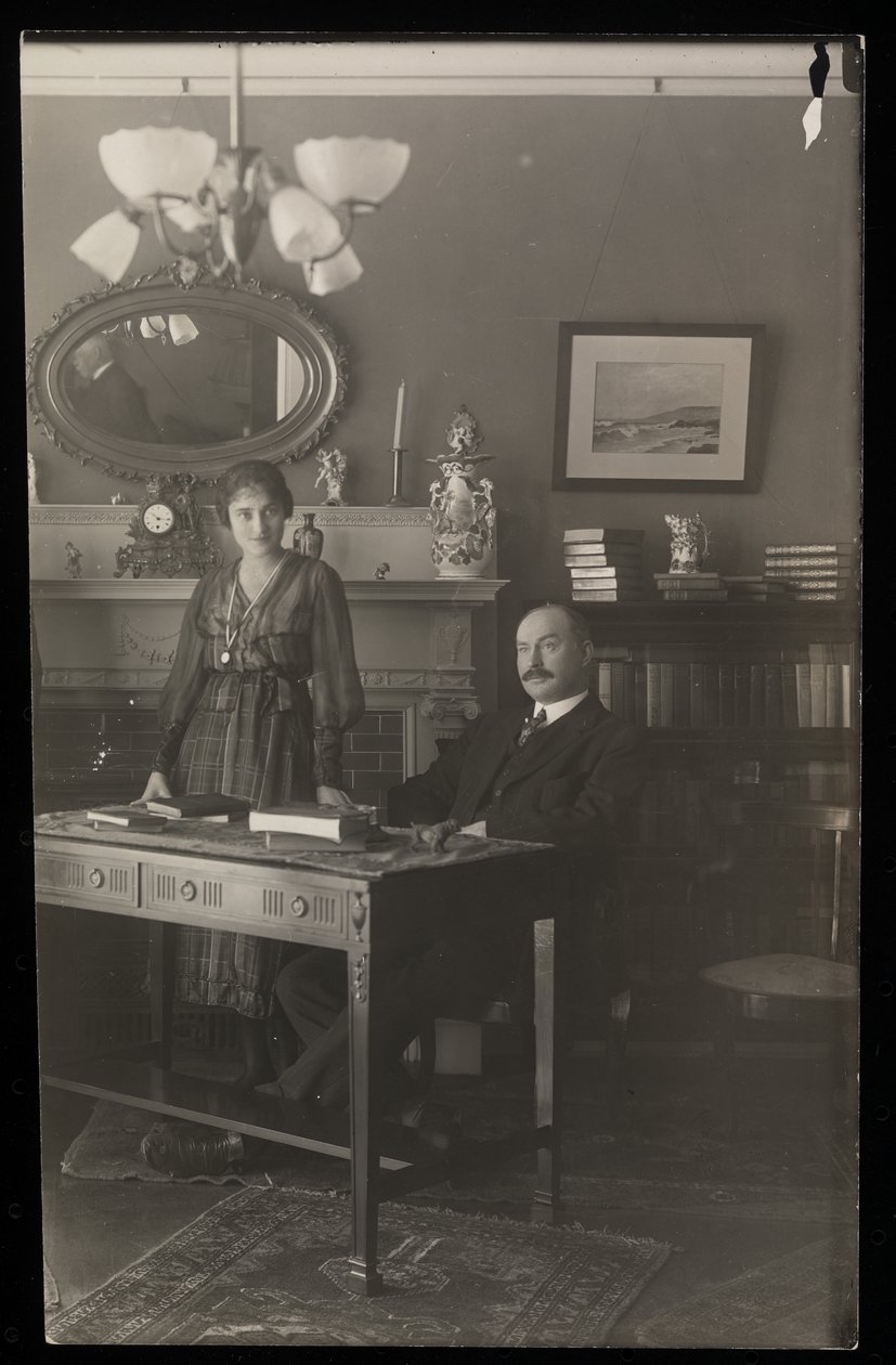 Diş hekimi Dr. Gibson ve evindeki bir kadının portresi, c.1905 (gümüş jelatin baskı) by Byron Company
