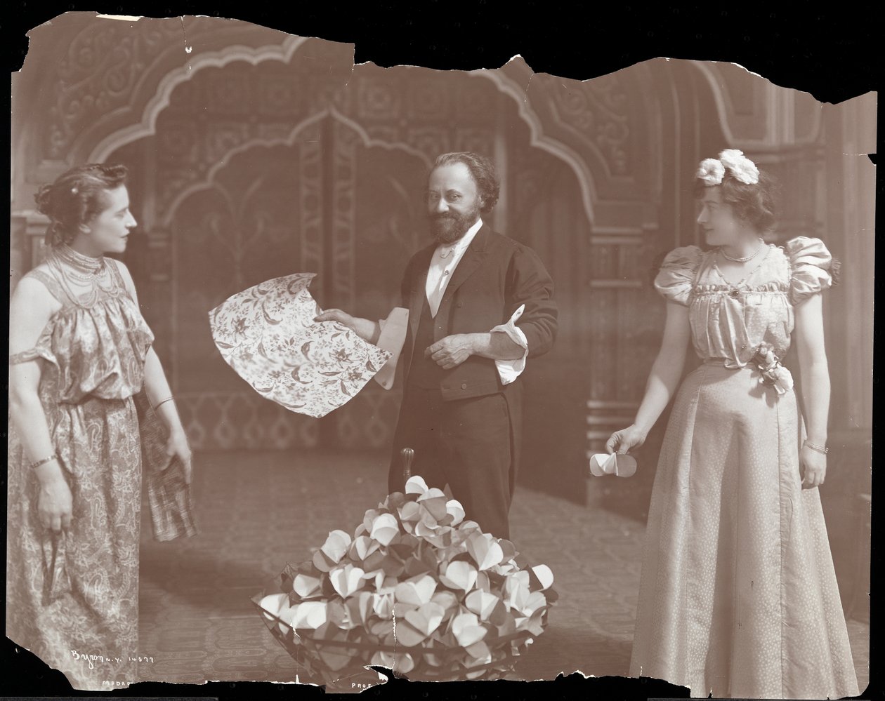 Profesör De Kolta iki kadınla sahnede, 1902 (gümüş jelatin baskı) by Byron Company
