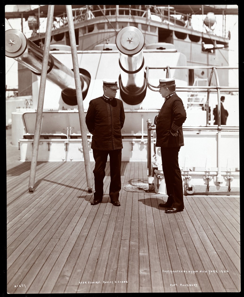 Tuğamiral Robley Dunglison Evans ve Kaptan John Elliott Pillsbury, U.S.S. gemisinin güvertesinde. Marine, 1906 (gümüş jelatin baskı) by Byron Company