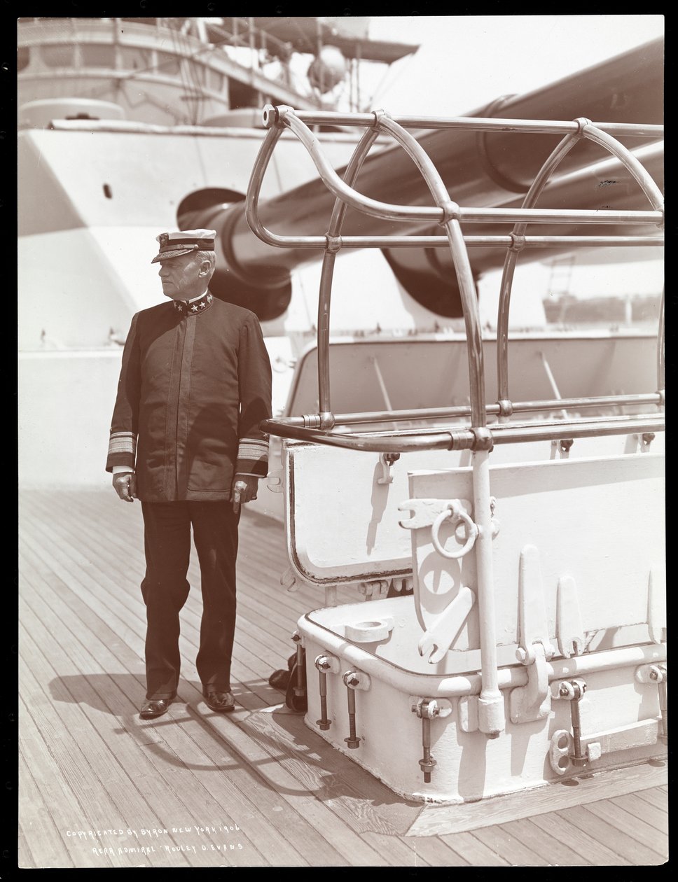 Tuğamiral Robley Dunglison Evans, USS Maine'in güvertesinde, 1906 (gümüş jelatin baskı) by Byron Company