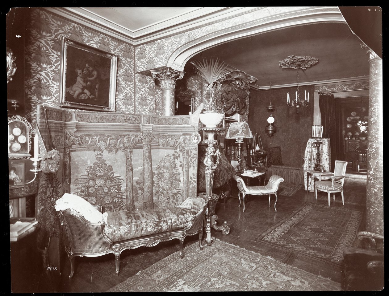 Elsie de Wolfe'un 122 East 17th Street, New York, 1895 veya 1896 adresindeki konutunda oturma odası (gümüş jelatin baskı) by Byron Company